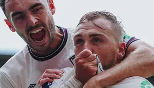 Pemain West Ham, Jarrod Bowen, mencium logo klub selepas mencetak gol ke gawang Nottingham Forest pada pekan 3 Liga Inggris 2025/2026 di City Ground. (Bola.com/Dok. West Ham)