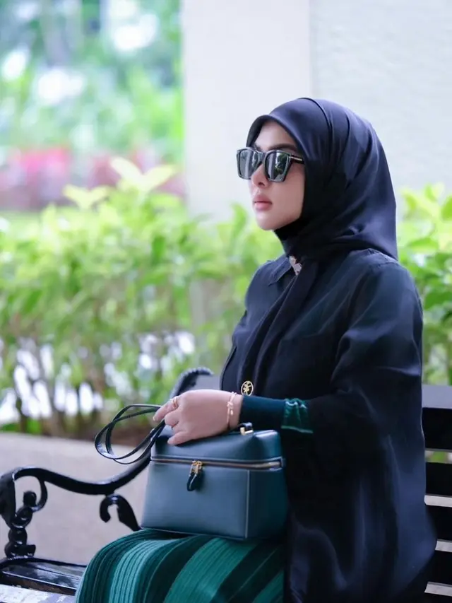 Syahrini dengan busana serba hitam (Instagram/princessyahrini)