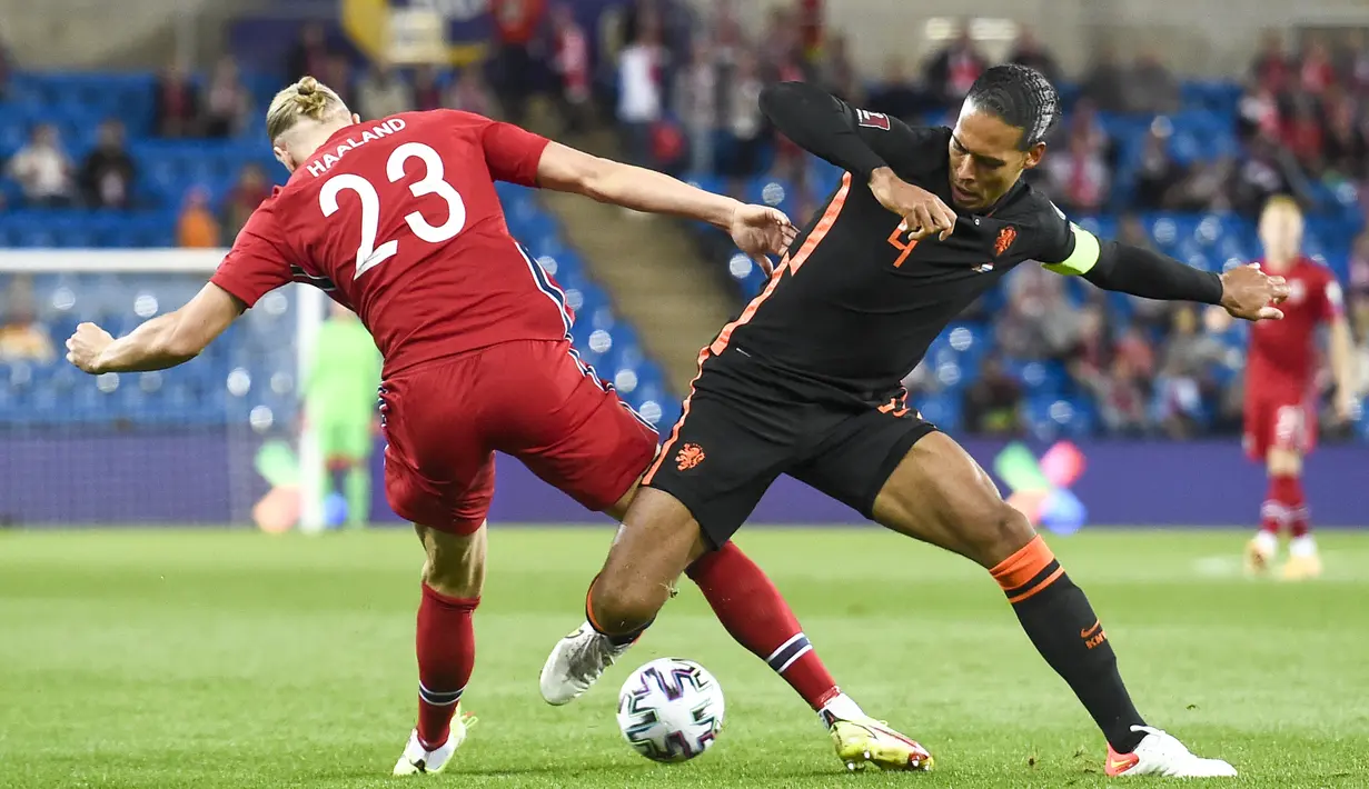 Pemain Norwegia Erling Braut Haaland (kiri) berebut bola dengan pemain Belanda Virgil van Dijk pada pertandingan kualifikasi Piala Dunia 2022 di Stadion Ullevaal, Oslo, Norwegia, Rabu (1/9/2021). Pertandingan berakhir dengan skor 1-1. (Fredrik Varfjell/NTB via AP)