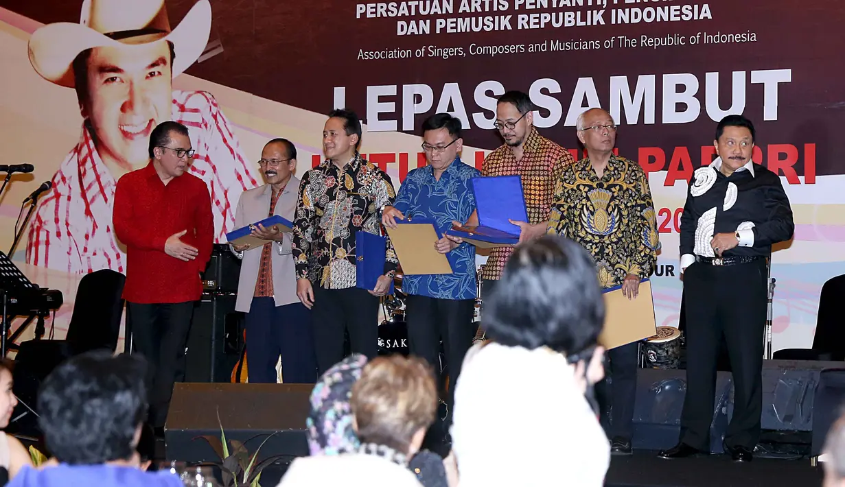 Persatuan Artis Penyanyi, Pencipta Lagu, dan Pemusik Republik Indonesia (PAPPRI) baru saja memilih Ketua baru. Tantowi Yahya menyerahkan pada AM Hendropriyono meneruskan tugasnya sebagai Ketua PAPPRI. (Nurwahyunan/Bintang.com)