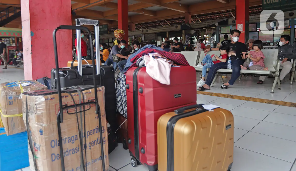 Calon penumpang menunggu pemberangkatan di Terminal Kampung Rambutan, Jakarta, Selasa (21/12/2021). Kepala Terminal Kampung Rambutan Yulza Ramadhoni mengatakan, penumpang bus meningkat 10 persen menjelang Natal 2021 dan Tahun Baru 2022. (Liputan6.com/Hermann Zakharia)