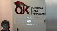 Petugas saat bertugas di Kantor Otoritas Jasa Keuangan (OJK), Jakarta. (Liputan6.com/Angga Yuniar)
