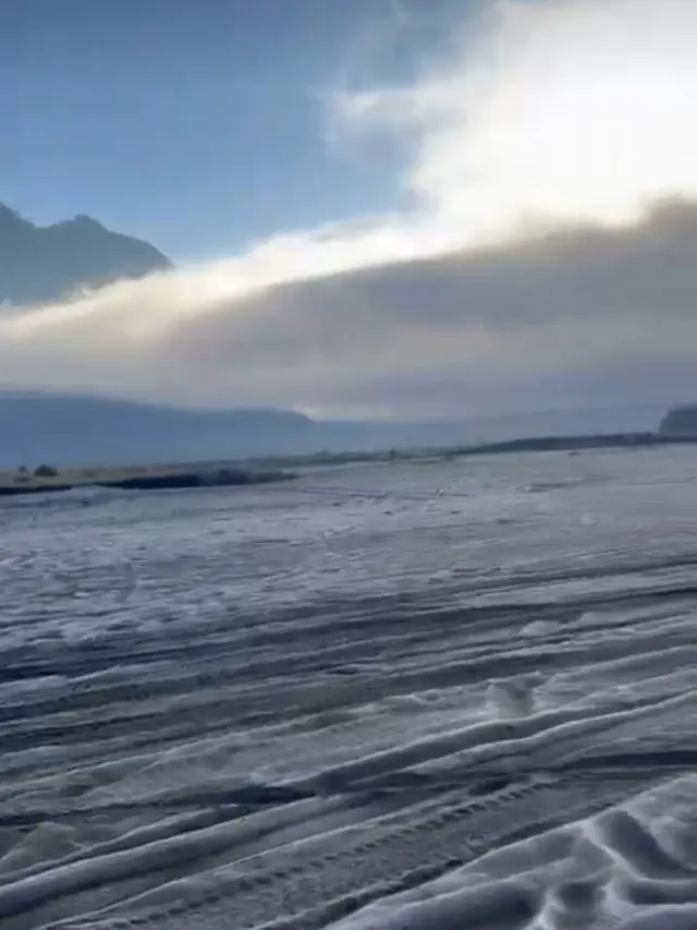 Pasir di Bromo nampak diselimuti salju saat pagi akibat suhu dingin. (Istimewa)