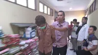 AN dibawa keluarga korban ke Polresta Palembang untuk mempertanggungjawabkan perbuatannya (Liputan6.com / Nefri Inge)