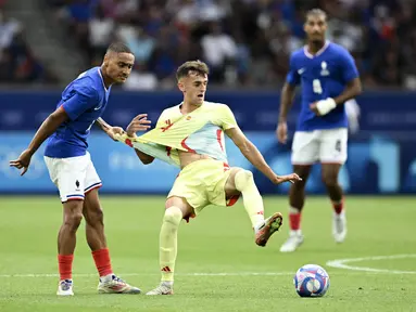 Gelandang Prancis #12 Enzo Millot (Kiri) menggenggam jersey gelandang Spanyol #14 Aimar Oroz pada laga final sepak bola Olimpiade 2024 di stadion Parc des Princes, Jumat (9/8/2024). (Jonathan NACKSTRAND / AFP)