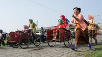 Sejumlah emak-emak dengan mengenakan busana kebaya mengikuti adu balap becak untuk memperingati Hari Kartini di Solo, Sabtu (21/4) (Liputan6.com/Fajar Abrori)