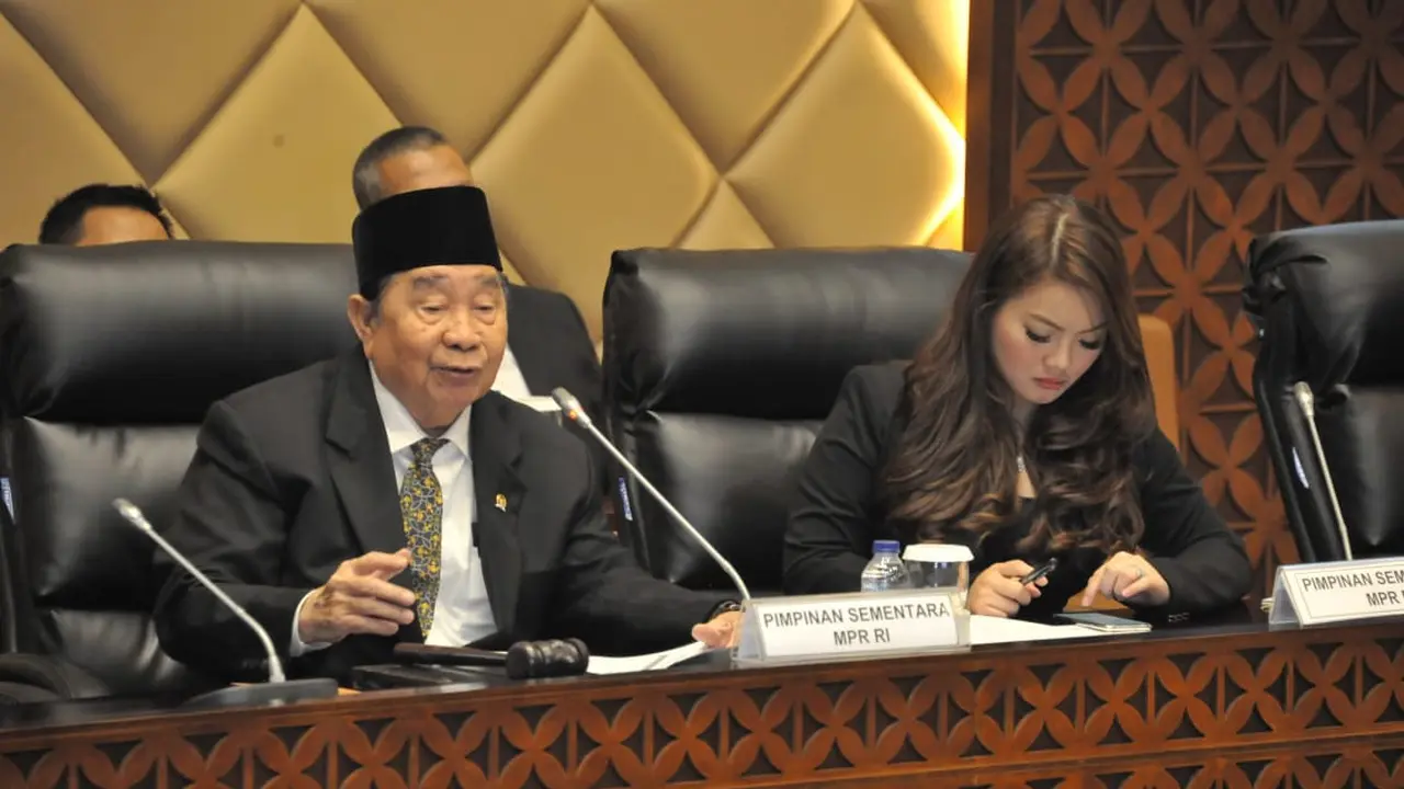 Ketua MPR sementara Abdul Wahab Dalimunthe