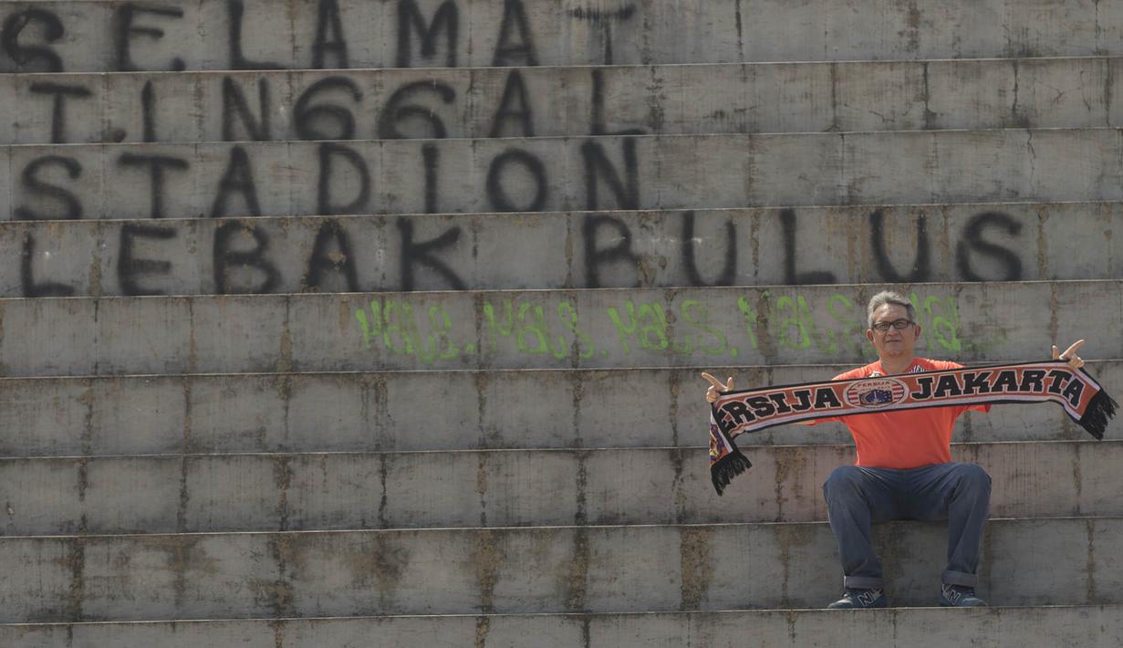 Mantan Ketua Umum Jak Mania, Ferry Indrasjarief berada di Stadion Lebak Bulus sesaat sebelum dibongkar, Jumat (24/7/2015). (Bola.com/Vitalis Yogi Trisna)