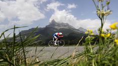 Pebalap asal Belanda, Tom Dumoulin memacu sepedanya dengan jarak tempuh 17 km pada sesi latihan persiapan etape ke-18  Tour De France antara Sallanches dan Megeve, French Alps, (21/7/2016). (AFP/Kenzo Tribouillard)