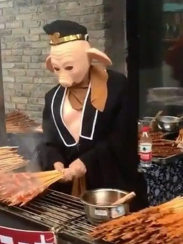 6 Potret Orang Pakai Kostum Nyeleneh Saat Jual Makanan