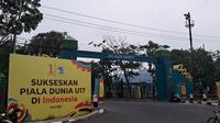 Suasana di pintu masuk Stadion Si Jalak Harupat, Kab. Bandung, siap untuk Piala Dunia U-17 2023. (Bola.com/Muhammad Adi Yaksa)