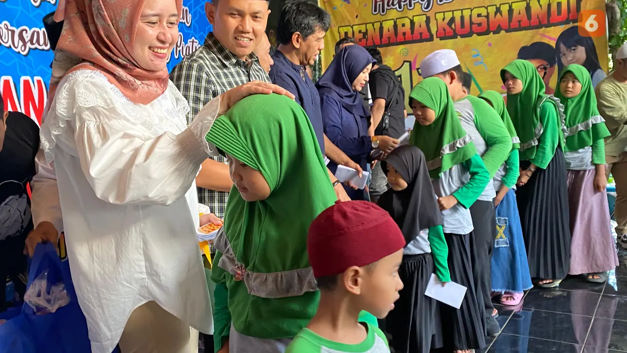 Kapolres Sukabumi Kota AKBP Ari Setyawan Wibowo dan Istri saat memberikan santunan kepada anak yatim piatu di Rumah Inspirasi Alus Pisan (RIAP) (Liputan6.com/Istimewa).