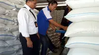 Sejumlah hal ditemukan polisi saat mengobok-obok Bulog dan distributor LPG menjelang Bulan Ramadan. (Liputan6.com/Fajar Eko Nugroho).