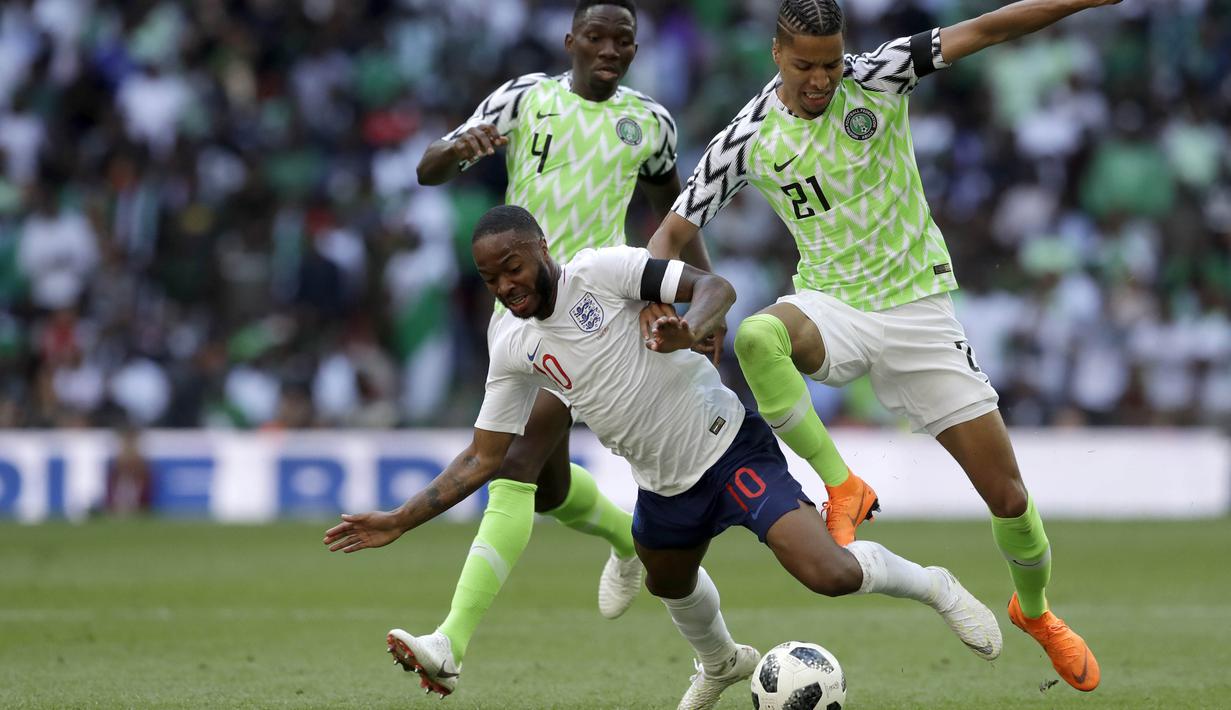 Jersey dengan titel The New Super Eagles ini memang terlihat begitu mencolok dengan kombinasi warna hijau muda-putih-hitam yang dirancang dengan garis-garis diagonal. Desain itu mengacu corak tradisonal kain di Nigeria. (AP/Matt Dunham)