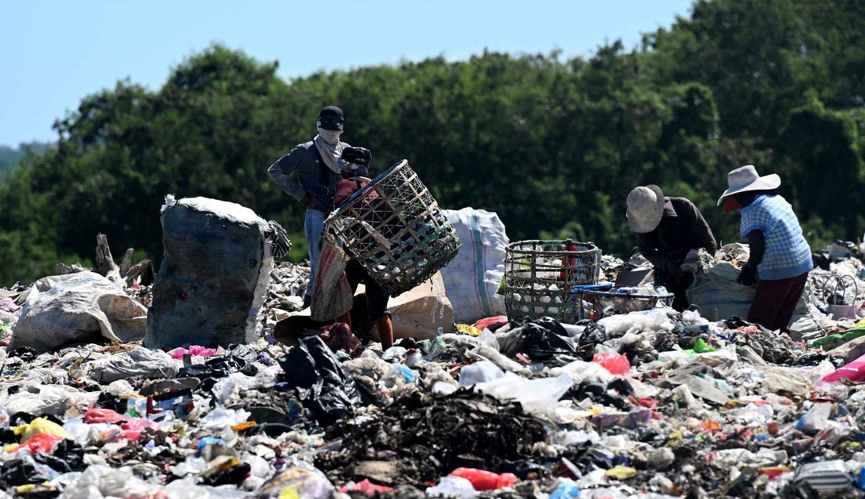 Saat ini, tumpukan sampah diperkirakan mencapai 7,2 juta ton dengan ketinggian 35–40 meter. Tampak dalam foto, orang-orang mengumpulkan sampah di Tempat Pembuangan Akhir (TPA) Suwung, Denpasar, Bali, pada Jumat 17 April 2026. (SONNY TUMBELAKA/AFP)