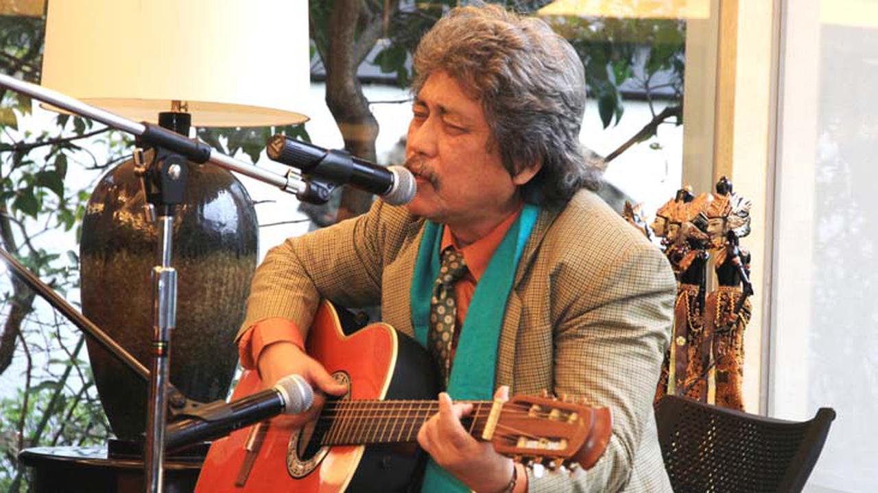 Diisukan Meninggal, Sam Bimbo Muncul di Konser NOAH