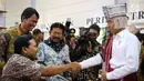 Presiden RI Jokowi bersalaman dengan Priyo Siswoyo (kiri) salah satu binaan Astra Disability Connection Program (ADCP) pada Pameran Kriyanusa Dewan Kerajinan Nasional 2017 di JCC, Rabu (27/9). (Liputan6.com/Angga Yuniar)