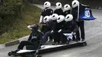 Sejumlah peserta mengenakan kostum unik saat mengendarai kendaraan hias buatan mereka dalam festival Roller Cart ke-26 di Medellin ,Kolombia, Senin (6/9/2015). Peserta saling berlomba menjadi yang tercepat dalam menuruni bukit. (REUTERS/Fredy Builes)