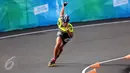 Pesepatu roda Jawa Barat, Devina berpacu di lintasan final 500m Individual Time Trial Putri PON XIX Jabar di GOR Saparua, Bandung, Kamis (22/9). Devina meraih emas dengan catatan waktu 46,266 detik. (Liputan6.com/Helmi Fithriansyah)