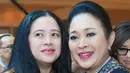 Kini kian akrab, kebersamaan Titiek dan Puan juga terlihat di tanggal 21 September. Keduanya datang dalam acara pembukaan Pemantapan Nilai-Nilai Kebangsaan bagi Anggota DPR RI dan DPD RI terpilih periode 2024-2029. Titiek pun mengungkapkan rasa senangnya bisa jumpa dengan Puan. (Liputan6.com/IG/@titieksoeharto)