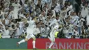 Suporter ikut merayakan gol Karim Benzema saat melawan Bayern Munchen pada leg kedua semifinal Liga Champions di Santiago Bernabeu stadium, Madrid, (1/5/2018). Madrid bermain imbang 2-2. (AP/Paul White)