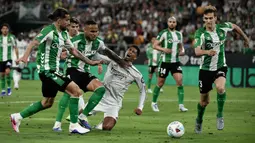 Meskipun begitu, tuan rumah Real Betis tak patah arang dan terus memberikan serangan kepada Real Madrid. (AFP/Cristina Quicler)
