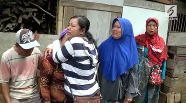 Rumah warga di Kendal tergusur akibat pembangunan proyek tol Batang-Semarang. Isak tangis mereka pecah, ketika dipaksa keluar dari rumah.