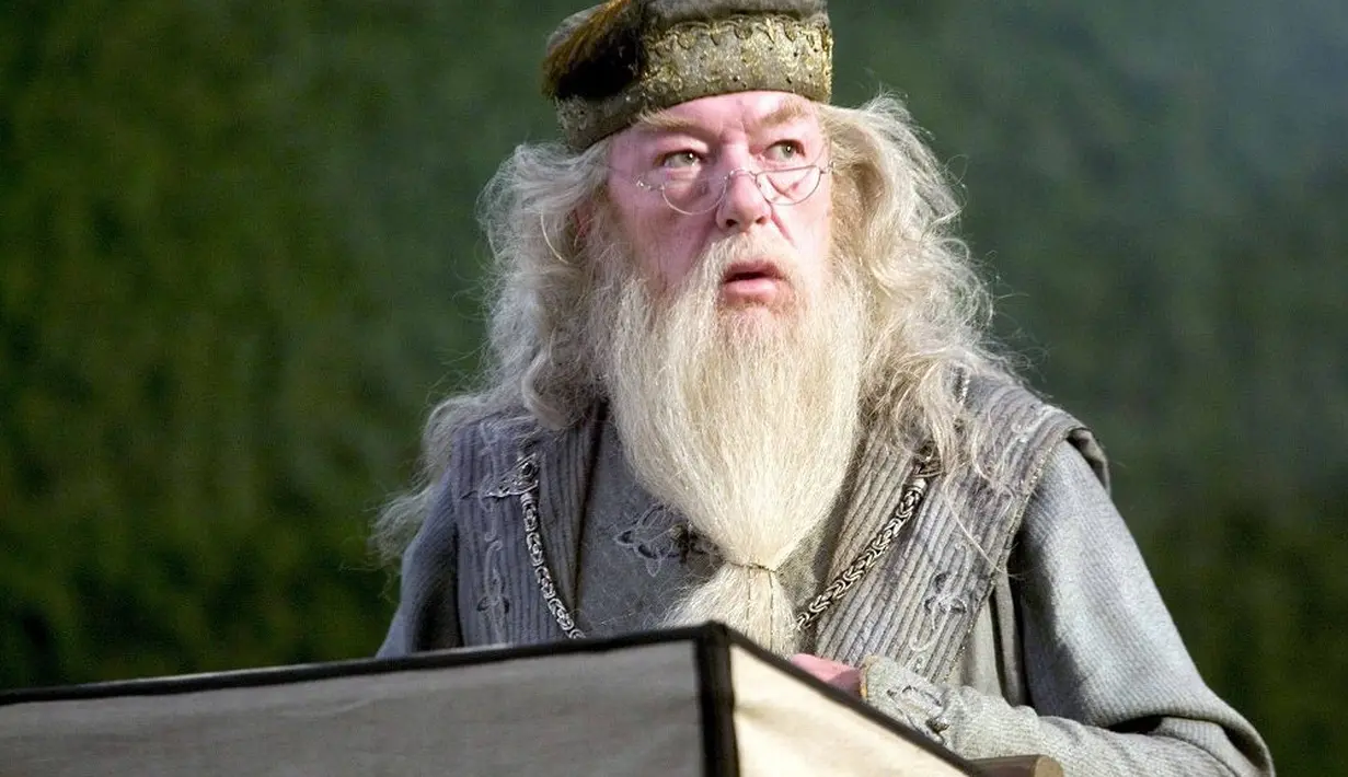 "Tak terlihat secara eksplisit. Namun aku kira semua fans tahu itu. Ia milki hubungan yang dekat dengan Grindelwald saat muda. Mereka jatuh cinta pada ide, ideologi, dan personality masing-masing," ujar David. (Warner Bros)