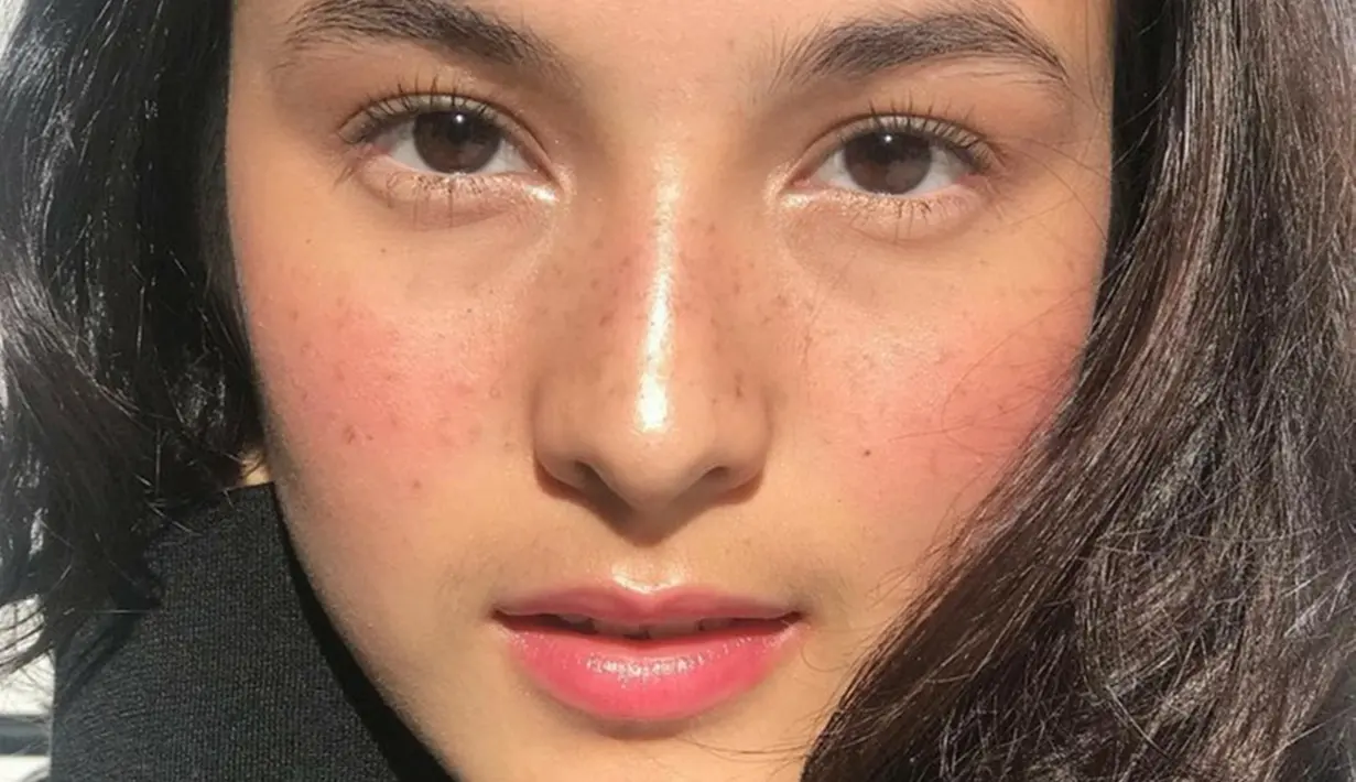 Chelsea Islan pernah unggah foto dengan ada bintik-bintik di wajahnya. Ia tak mempermasalahkan penampilannya yang freckles karena ia lebih senang mencintai diri sendiri apa adanya. Potret Chelsea Islan tampil freckles ini banjir pujian. (Liputan6.com/IG/chelseaislan)