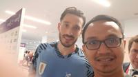 Momen Bola.com selfie bareng pemain Timnas Uruguay dan AS Roma, Matias Vina. (Hendry Wibowo/Bola.com)