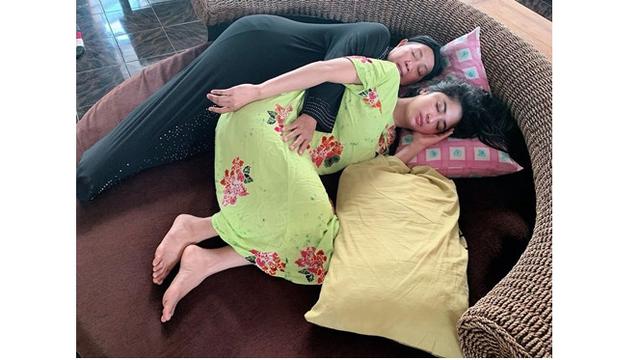 Saat tiduran bersama sang ibu, Dewi Perssik terlihat sederhana dengan mengenakan daster berwarna hijau.