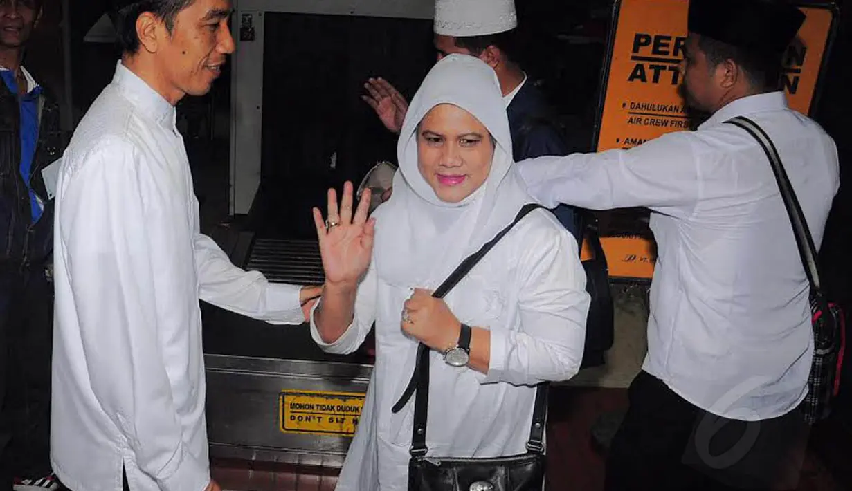 Jokowi dan istri saat akan memasuki ruang tunggu pesawat di Terminal 2 E Bandara Soekarno-Hatta (Liputan6.com/Faizal Fanani)