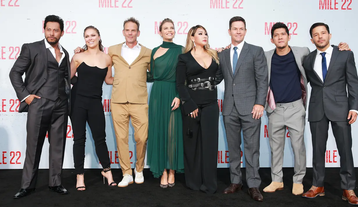 (Dari kiri ke kanan) Sam Medina, Ronda Rousey, Peter Berg, Lauren Cohan, CL, Mark Wahlberg, Iko Uwais dan Carlo Alban menghadiri pemutaran perdana film Mile 22 di Los Angeles, Kamis (9/8). (Rich Fury/Getty Images/AFP)