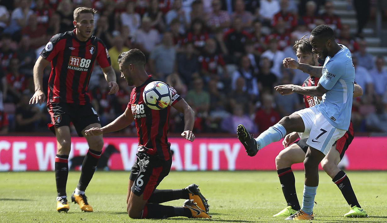 Pemain Manchester City, Raheem Sterling melepaskan tembakan ke gawang AFC Bournemouth pada lanjutan Premier League di Vitality Stadium, Bournemouth, (26/8/2017). (Steven Paston/PA via AP)