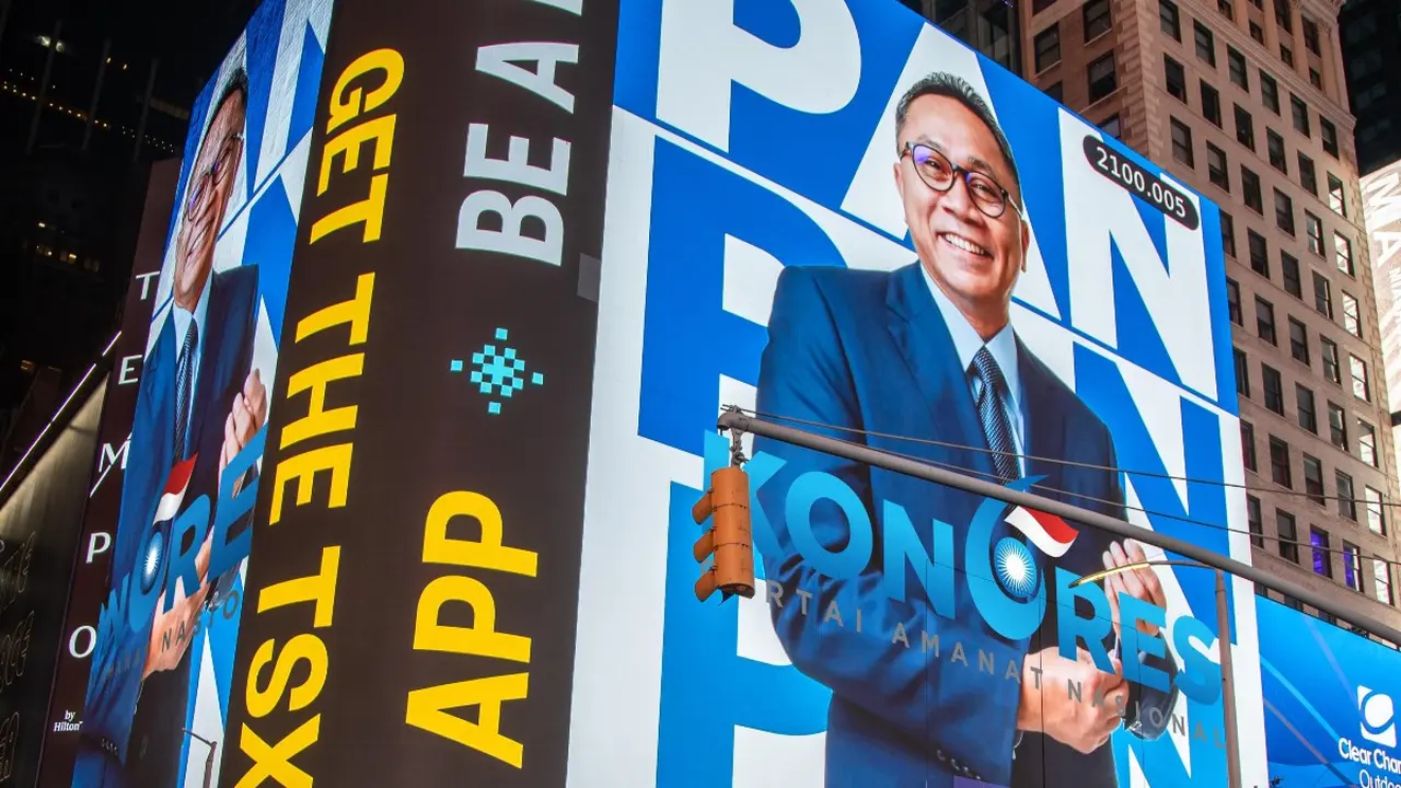 Foto Ketua Umum Partai Amanat Nasional (PAN) Zulkifli Hasan (Zulhas) muncul di Times Square New York