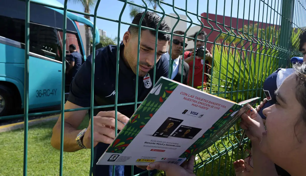 Pemain depan Iran, Mehdi Taremi, memberikan tanda tangan untuk para penggemar di luar Hotel Marriott sebelum berangkat untuk sesi latihan di Tijuana, Meksiko, pada 10 Juni 2026, menjelang turnamen sepak bola Piala Dunia FIFA 2026. (Guillermo Arias/AFP)