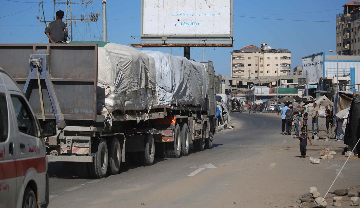Diperkirakan sekitar 600 truk bantuan memasuki Gaza pada Minggu (12/10/2025), sesuai dengan kesepakatan gencatan senjata Israel dan Hamas. (Eyad BABA/AFP)