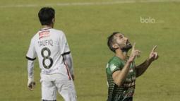 Striker PS TNI, Elio Bruno, Melakukan selebrasi usai mencetak gol ke gawang Bali United pada laga lanjutan liga 1 di Stadion Pakansari, Bogor, Senin (10/7/2017). Bali United menang 4-3 atas PS TNI. (Bola.com/M Iqbal Ichsan)