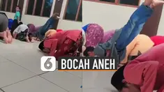 Bocah itu mengangkat kakinya ke atas dan menahan dengan saat sujud.