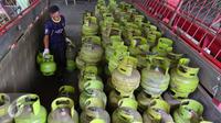 Pekerja memasukkan tabung gas LPG 3 kg ke dalam truk, Jakarta, Kamis (30/6). Kementerian ESDM memastikan tidak akan menaikan harga gas LPG 3 kg. (Liputan6.com/Angga Yuniar)