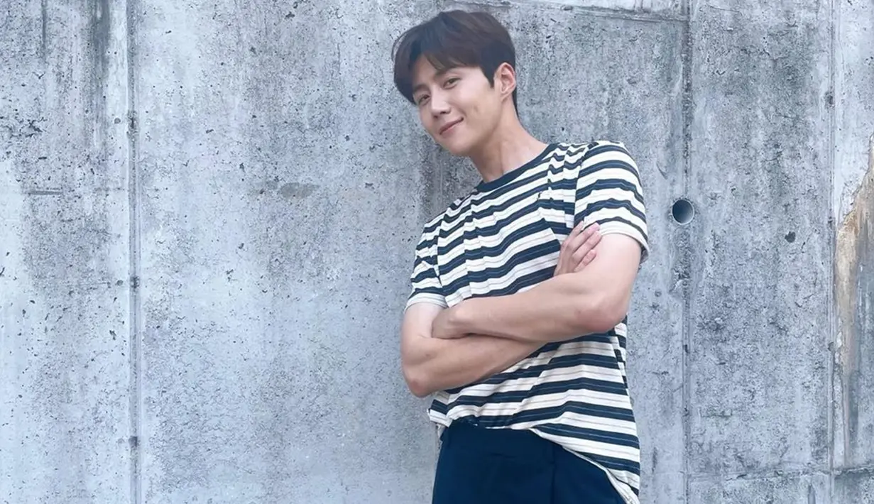 Tampil dengan kaos motif garis hitam dan putih, Kim Seon Ho terlihat tetap memesona. Ia pun memadukan dengan celana berwarna navy untuk penampilan casualnya. (Liputan6.com/IG/@seonho__kim)