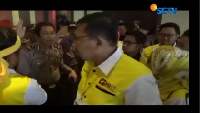 Para pendukung pasangan Nurdin-Aziz kecewa tidak bisa masuk ke dalam ruangan rapat pleno KPU.