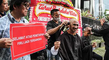 Mantan Ketua KPK Abraham Samad (kiri) melakukan aksi cukur rambut saat aksi bersama di Gedung Merah Putih KPK, Jakarta, Kamis (23/11/2023). (Liputan6.com/Faizal Fanani)