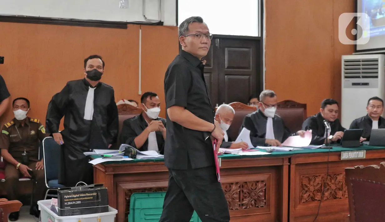 Terdakwa kasus perintangan proses penyidikan pembunuhan berencana terhadap Nofriansyah Yosua Hutabarat atau Brigadir J, Agus Nurpatria bersiap mengikuti sidang di Pengadilan Negeri Jakarta Selatan, Kamis (27/10/2022). Agus diketahui didakwa merintangi proses penyidikan kasus pembunuhan terhadap Nofriansyah Yosua Hutabarat atau Brigadir J. Dia didakwa bersama Ferdy Sambo, Arif Rahman Arifin, Hendra Kurniawan, Chuck Putranto, Irfan Widyanto, dan Baiquni Wiboro. (Liputan6.com/Angga Yuniar)