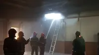 Petugas Dinas Kebakaran dan Penanggulangan Bencana Kota Bandung memadamkan api yang diduga berasal dari korsleting AC di Gedung BOD Savoy Homann. (Dok. Diskar PB Kota Bandung)