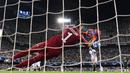 Kiper Juventus, Wojciech Szczesny, berusaha menghalau bola saat melawan Valencia pada laga Liga Champions di Stadion Mestalla, Valencia, Rabu (19/9/2018). Juventus menang 2-0 atas Valencia. (AFP/Javier Soriano)