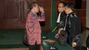 Sutan Bhatoegana menghampiri kuasa hukumnya saat sidang dakwaan di Pengadilan Tipikor, Jakarta (16/4/2015). Sutan didakwa menerima hadiah atau gratifikasi dari Sekjen ESDM, Waryono Karyo sebesar USD 140 ribu. (Liputan6.com/Andrian M Tunay)
