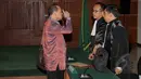 Sutan Bhatoegana menghampiri kuasa hukumnya saat sidang dakwaan di Pengadilan Tipikor, Jakarta (16/4/2015). Sutan didakwa menerima hadiah atau gratifikasi dari Sekjen ESDM, Waryono Karyo sebesar USD 140 ribu. (Liputan6.com/Andrian M Tunay)