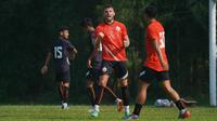 Dalam laga uji coba internal ini, Angelo Alessio ingin melihat bagaimana perkembangan pemain menerapkan strategi seperti yang dia inginkan. (Foto: Dok. Persija)