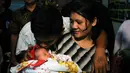  Bayi pasangan Toni Manurung dan Lasmaria Boru Manulang dipertemukan dengan bayinya yang diculik pada Jumat (29/03/14) di Polsek Sukajadi, Bandung, Jawa Barat (ANTARA FOTO/Novrian Arbi)